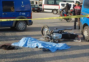 Motosikletiyle kamyonete çarpan liseli öldü, arkadaşı yaralandı